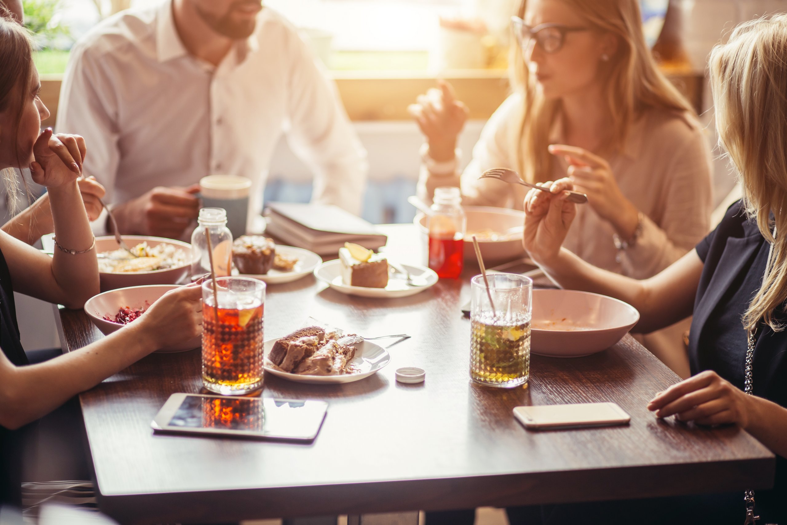 Mitarbeiter genießen leckeres Mittagsessen mit Desserts von apetito catering