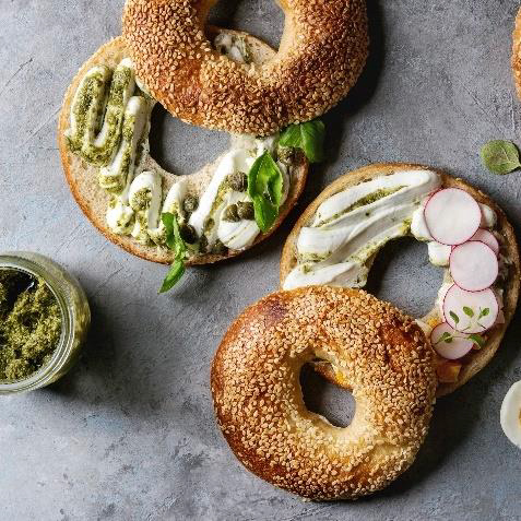 Frische Bagel mit leckerem Frischkäse, Kräutern und Radieschen 