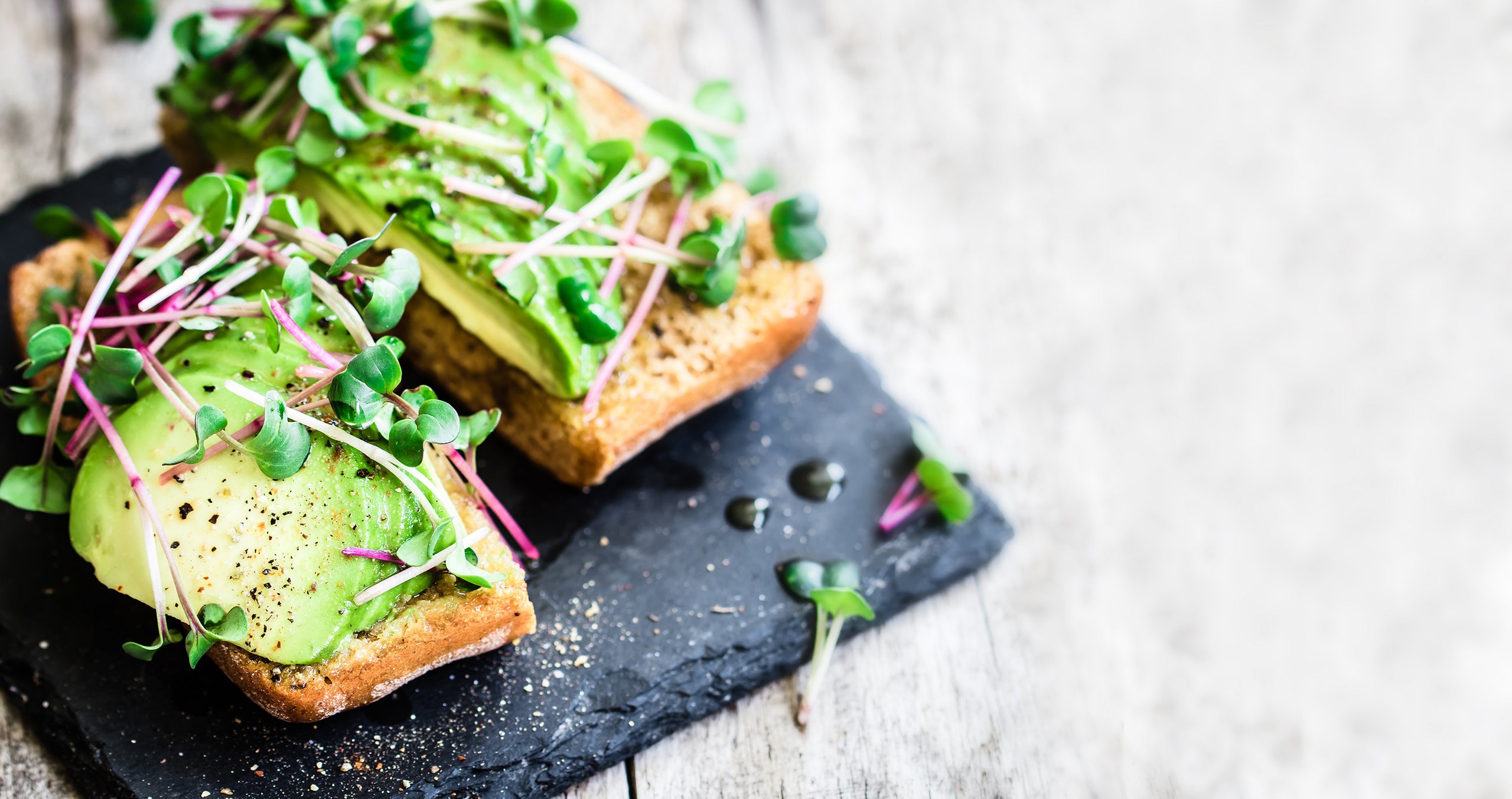 Avocado auf frischem Brot mit Kräutern und gewürzt 