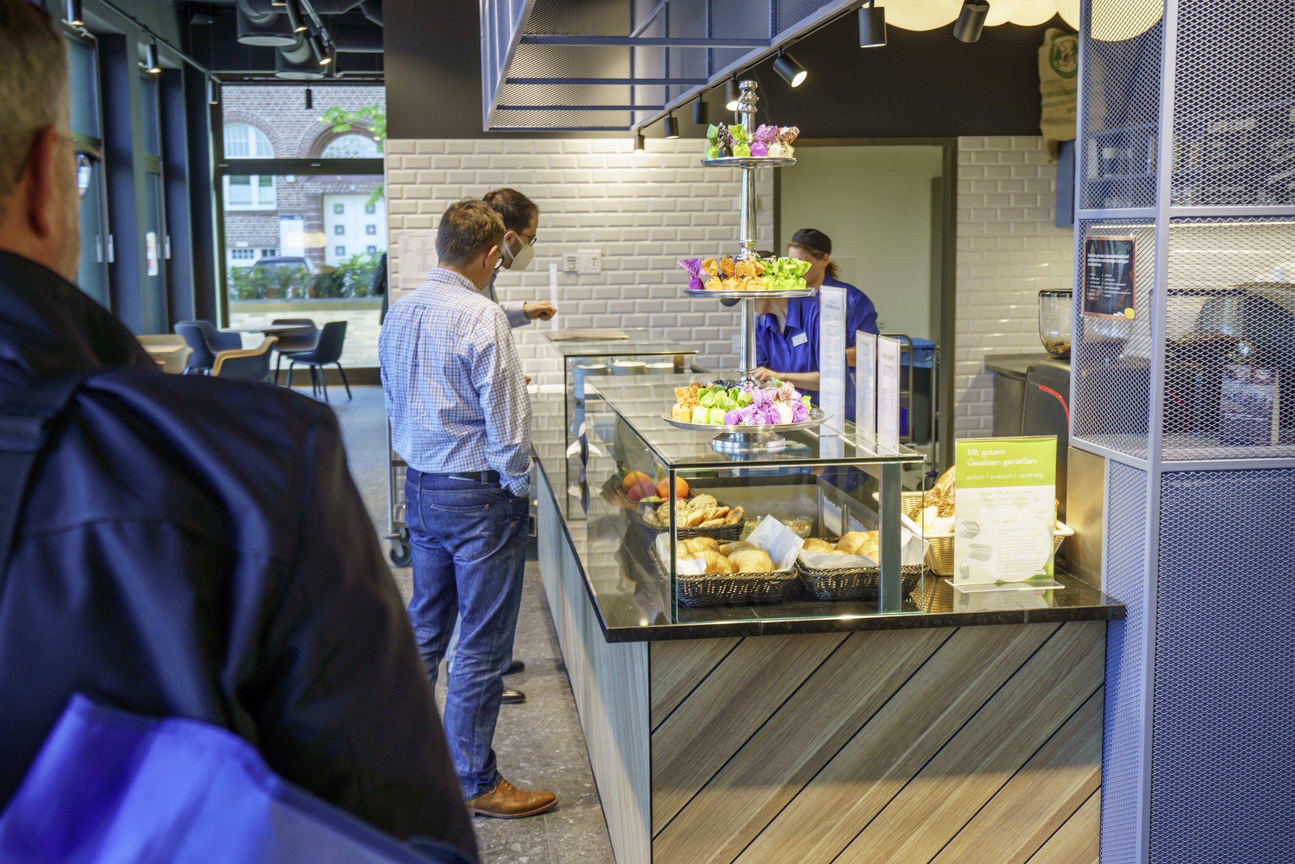 Theke zur Ausgabe von Snack bei der Allianz Trade von apetito catering in Hamburg