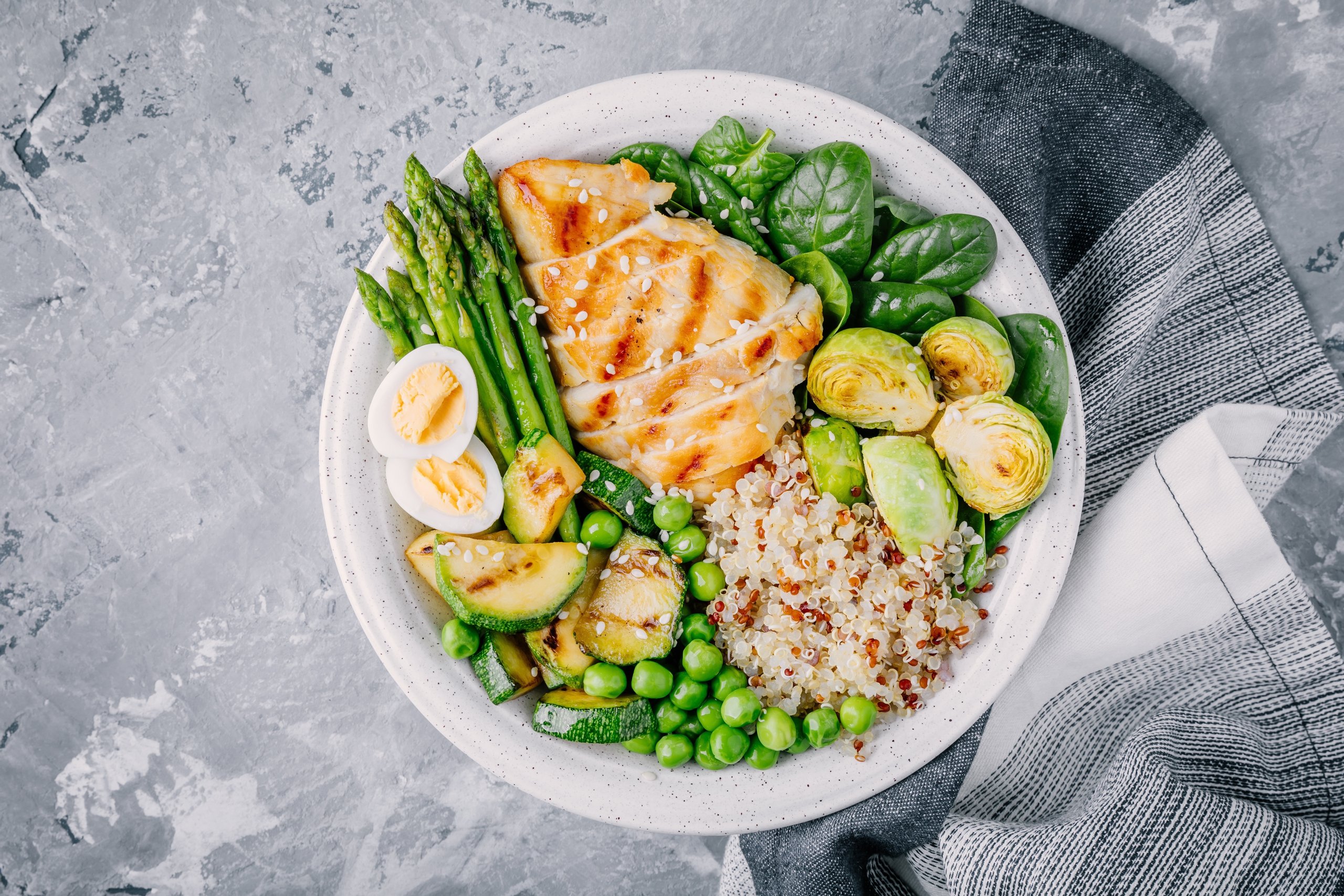 Spargel Bowl mit gegrilltem Gemüse, Hähnchen und Quinoa