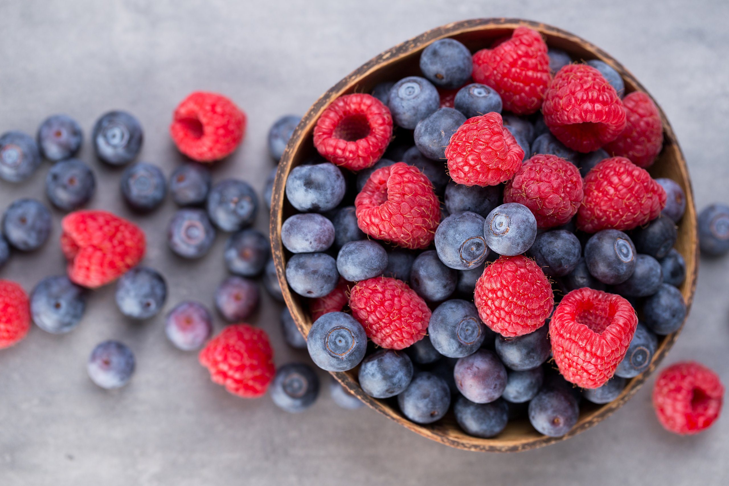 Leckere und gesunde Beerenmischung aus Himbeeren und Blaubeeren in einer Schale angerichtet