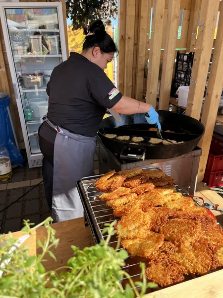 Frisch gebratene Kartoffelrösti bei der Jubiläumsfeier der Westfalen AG