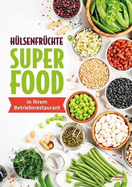 Eine bunte Auswahl verschiedener Hülsenfrüchte, darunter grüne Erbsen, schwarze Bohnen, Kichererbsen und Linsen in Schalen. Links mittig ein dickes grünes Super Food Logo