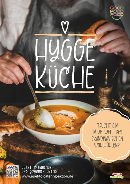 Ein Mann, der in einer Suppe rührt und ein Stück Brot in der Hand hält. Mittig ein schnörkelig weißes Hygge Küche Logo.