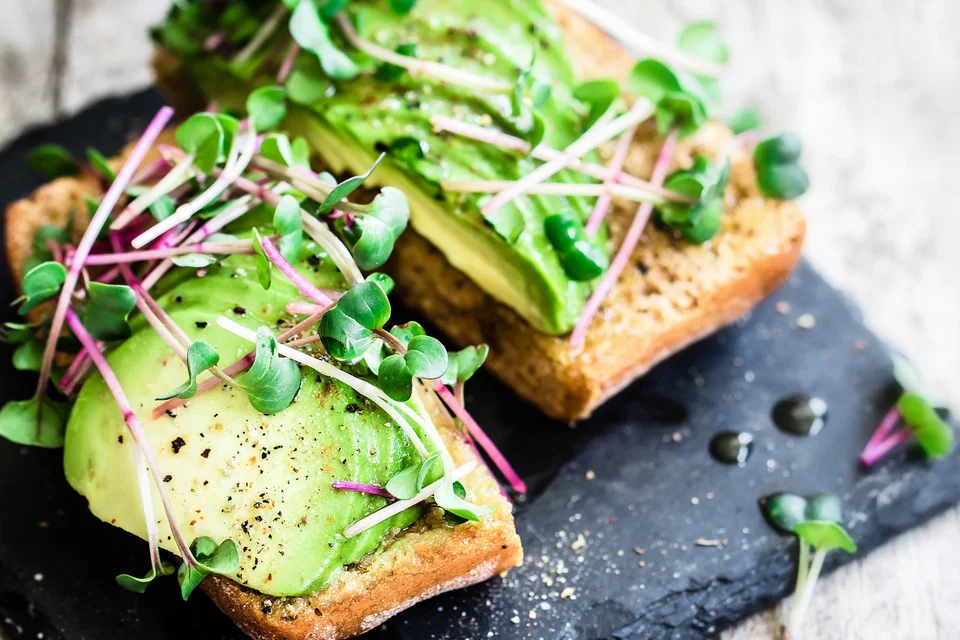 Avocado auf frischem Brot mit Kräutern und gewürzt 