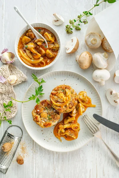 Pilzgulasch mit Semmelknödeln und Zwiebeln