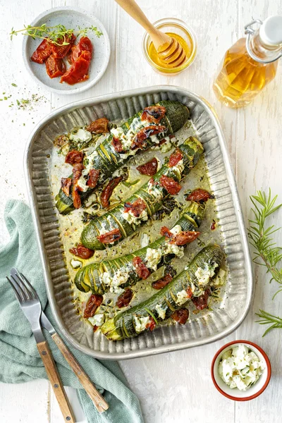 Zucchini Faecher mit Feta, getrockneten Tomaten und frischem Honig