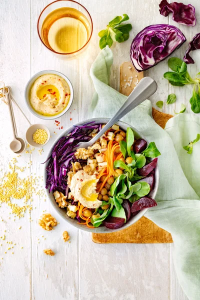 Winter Bowl mit saisonalem Gemüse, leckerem Dip und Rotkohl