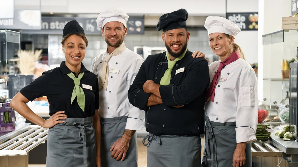 Küchenteam von apetito catering hat Spaß bei der Arbeit und freut sich auf die Verpflegung der Gäste und Mitarbeiter 