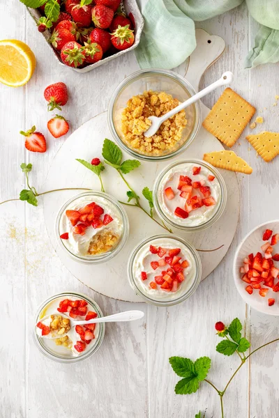 Cheesecake Glas mit frischen Erdbeeren und Biscuit