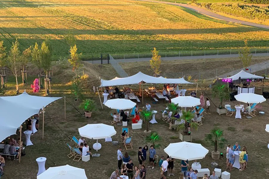 Aufbau des Sommerfestes auf einem Feld mit dem Motto gemeinsam genießen von apetito catering