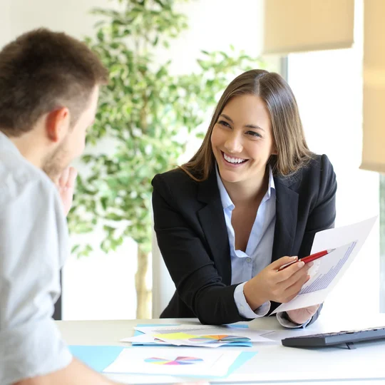 Konstruktives Personalgespräch am Arbeitsplatz zwischen einem Mitarbeiter und einer Führungskraft