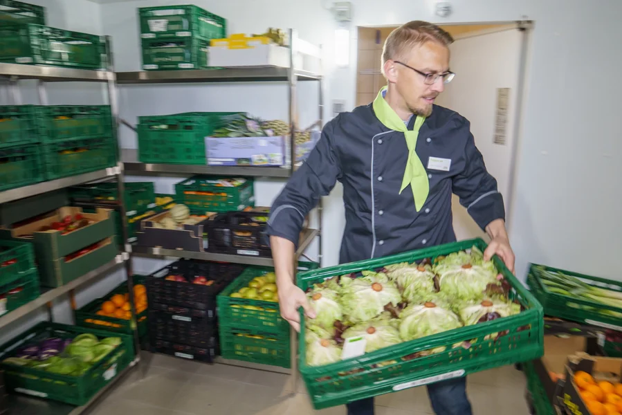 Salat wird in der Lagerhalle der Allianz Trade in Hamburg geordnet gelagert