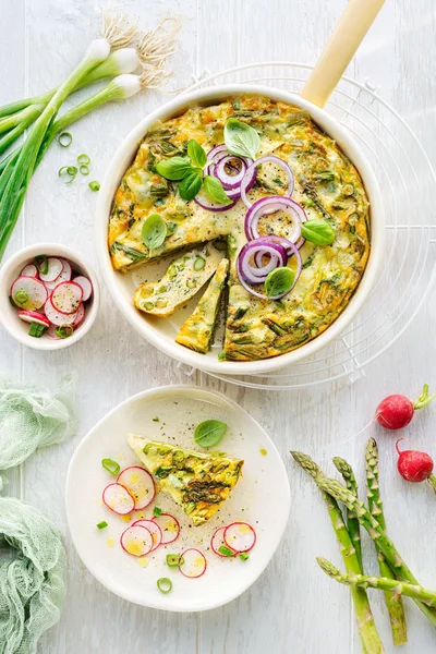 Spargelfrittata mit Radieschensalat 