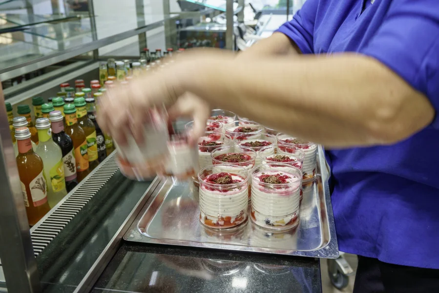 Frische Obstdesserts werden für die Mitarbeiter bereitgestellt