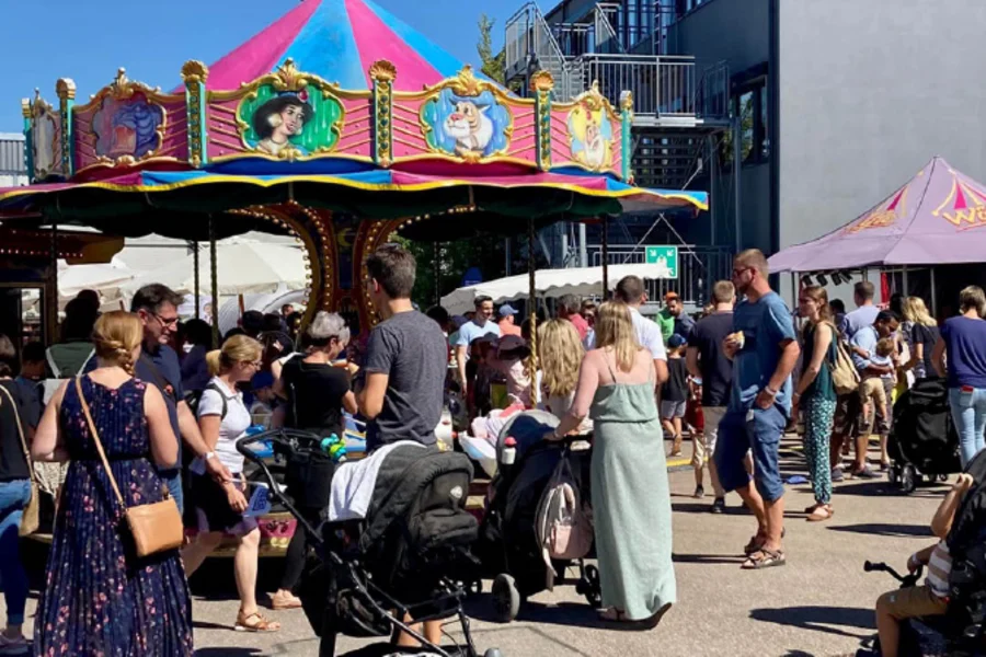 Karussell und verschiedene Aktions- und Essenstände auf dem Sommerfest mit dem Motto gemeinsam genießen von apetito catering