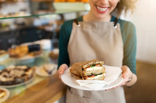 im genussraum von apetito catering wird ein frisches Sandwich als Snack serviert 