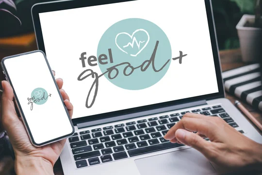 Betriebliches Gesundheitsmanagementsystem feel good+ in der Anwendung am Laptop und Smartphone